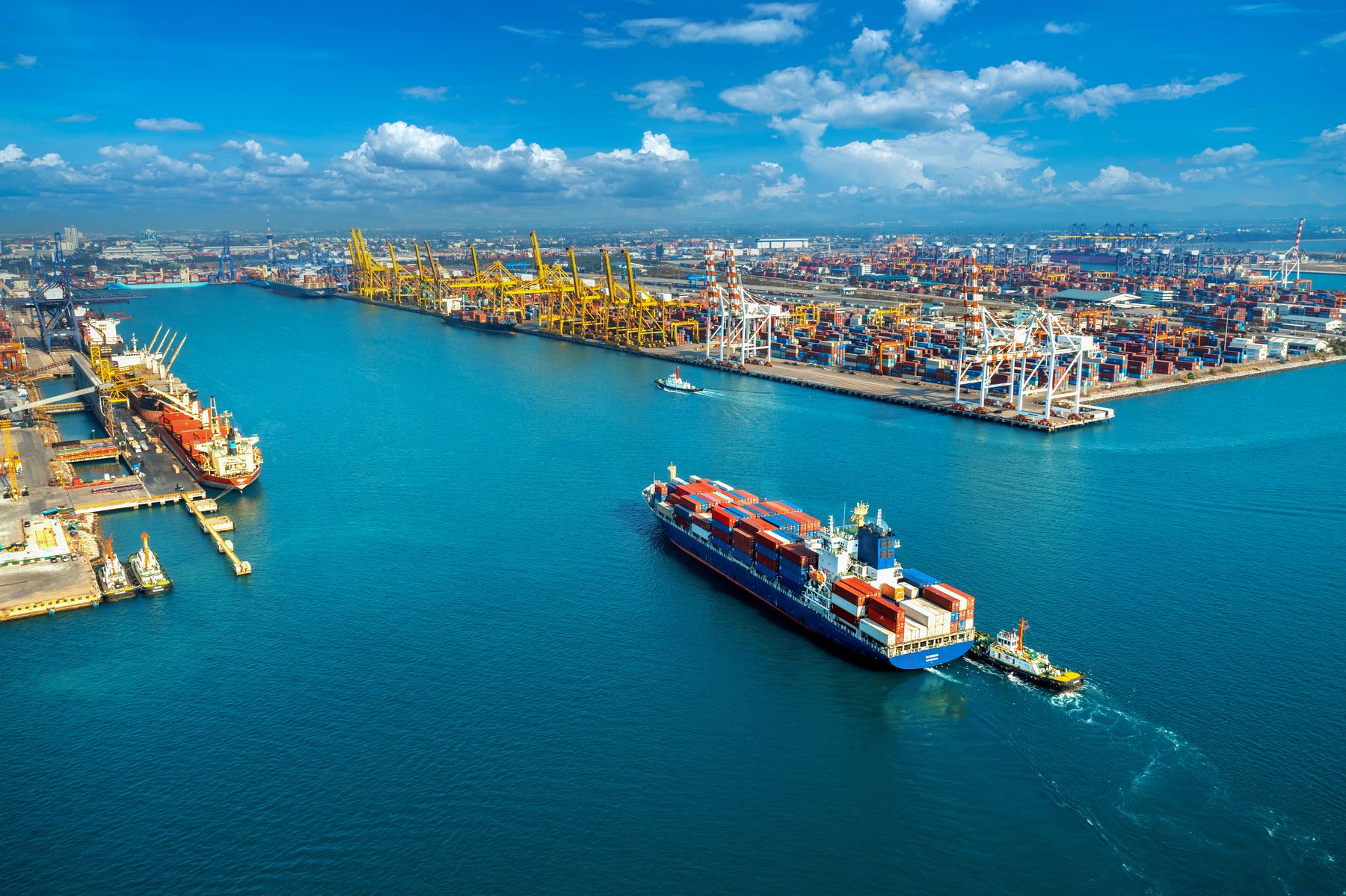 Vista aérea de navio porta-contêineres atracado em terminal portuário