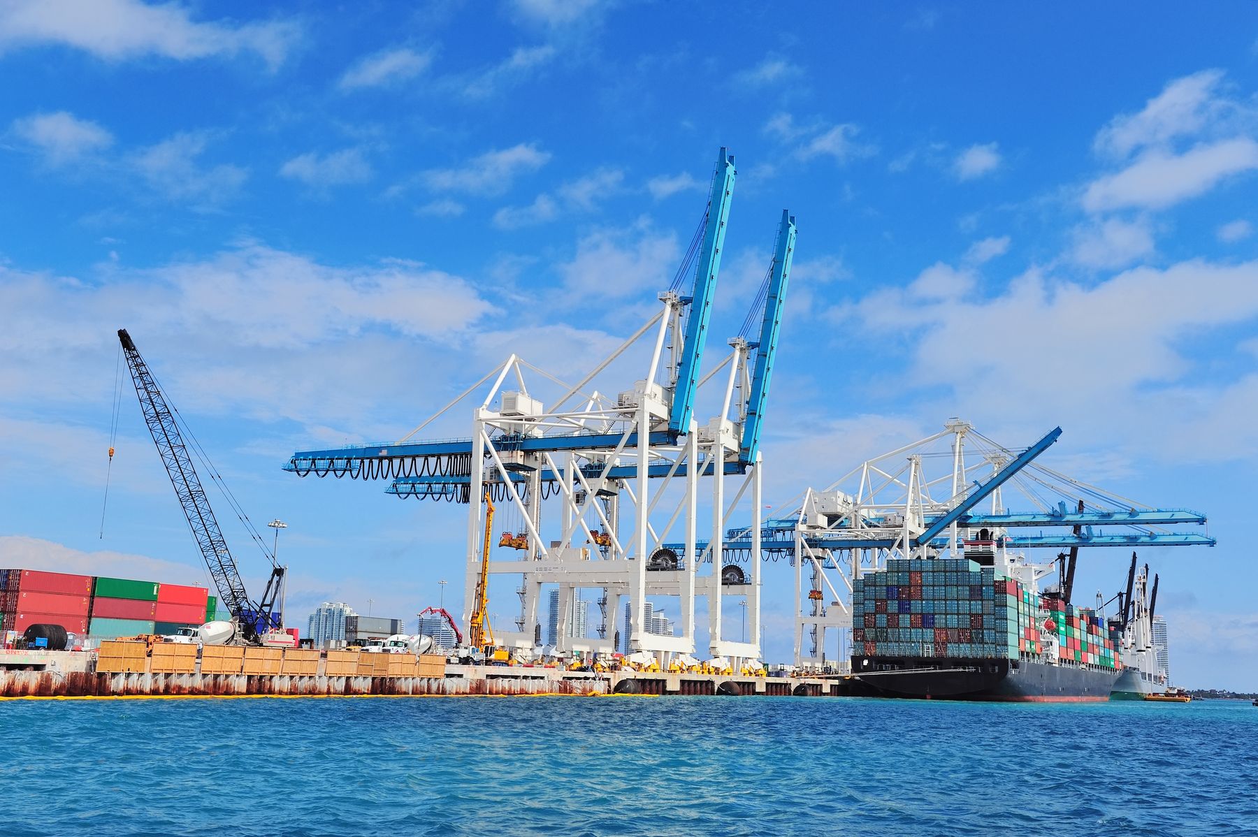 Navio porta-contêineres carregado, atracado em terminal portuário